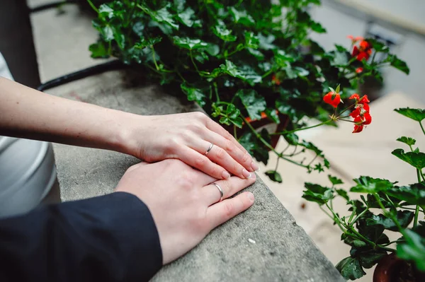 Huwelijksringen Achtergrond Bruid Bruidegom Hand Hand Pasgetrouwd Stel Verliefd Trouwdag — Stockfoto