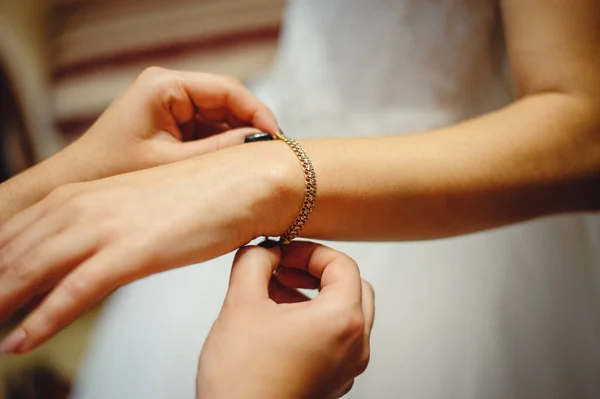 Παράνυμφος Ετοιμάζεται Νύφη Για Την Ημέρα Του Γάμου Βοηθώντας Στερεώσει — Φωτογραφία Αρχείου
