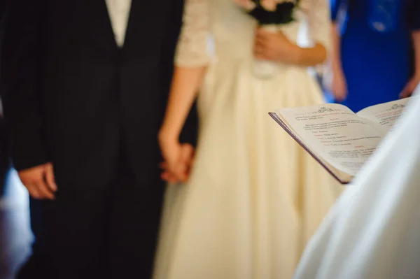 Prästen Välsignar Bibeln Bruden Och Brudgummen Som Håller Varandra Händerna — Stockfoto