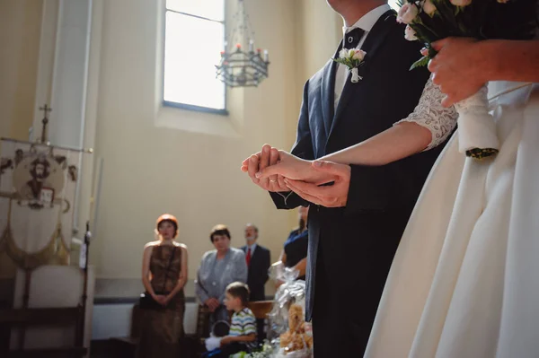 Νύφη Και Γαμπρός Κρατώντας Χέρι Στέκεται Στην Τελετή Του Γάμου — Φωτογραφία Αρχείου