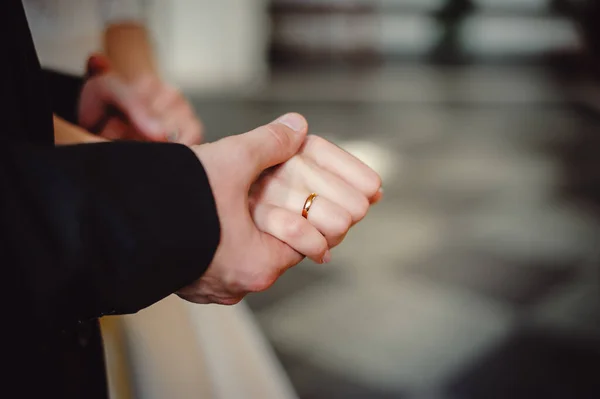 Счастливая Супружеская Пара Держится Руки Золотое Обручальное Кольцо Пальце Невесты — стоковое фото