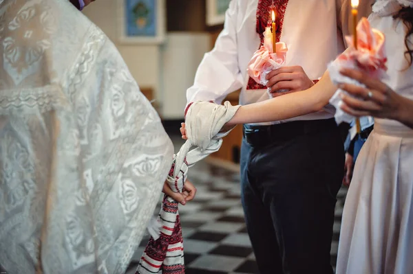 Mãos Noiva Noivo Amarrado Toalhas Casamento Padre Amarra Toalha Mão — Fotografia de Stock