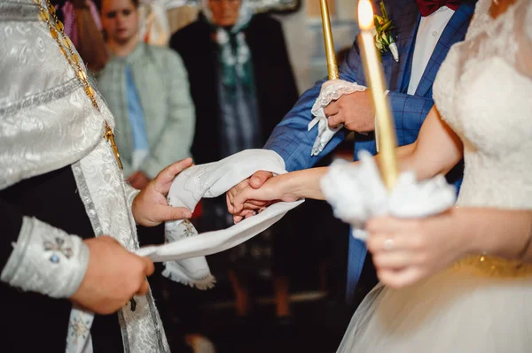 Hände Von Braut Und Bräutigam Gebunden Hochzeitshandtuch Aus Nächster Nähe — Stockfoto