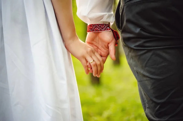 Olhe Para Mãos Dois Amantes Que Estão Segurando Outro Close — Fotografia de Stock