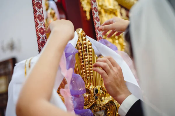 Państwo Młodzi Ceremonii Ślubnej Kościele Panny Młode Wieszają Wstążkę Świętej — Zdjęcie stockowe