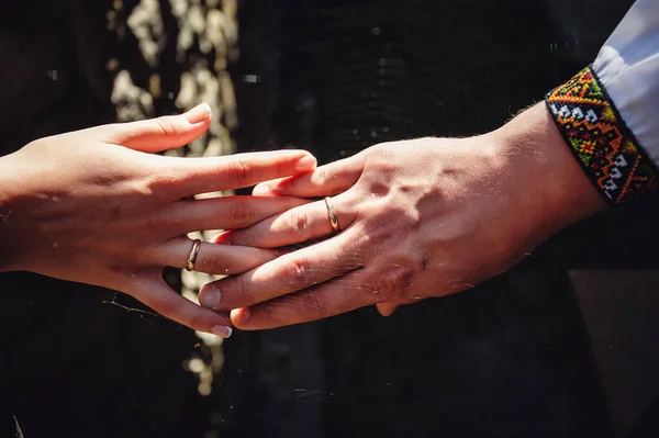 Getrouwd Stel Man Vrouw Houden Elkaar Bij Hand Close Gouden — Stockfoto