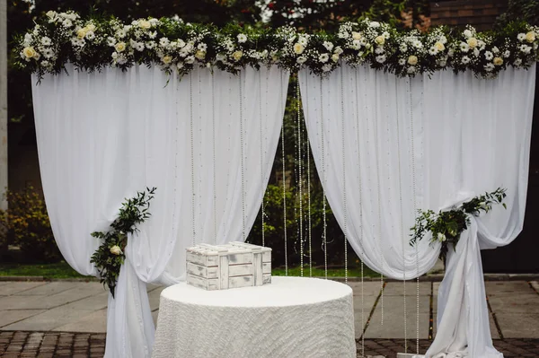 Hochzeitsbogen Aus Stoff Und Weiße Blumen Vor Dem Hintergrund Der — Stockfoto