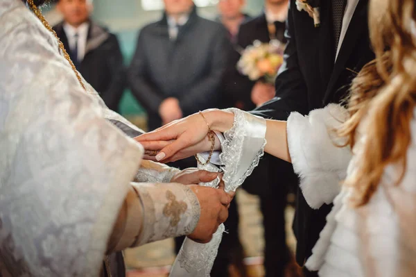 Mãos Noiva Noivo Amarrado Toalha Casamento Close Padre Amarra Toalha — Fotografia de Stock