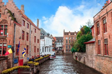 Bruges tarihi merkezi sahne ile su kanalı, Venedik Kuzey, cityscape Flanders, Belçika