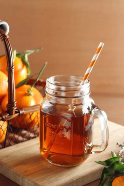 Mevsimsel ve tatil kavramı. Kış mandalina ahşap zemin ile vintage bir bardak sıcak çay. Seçici odak