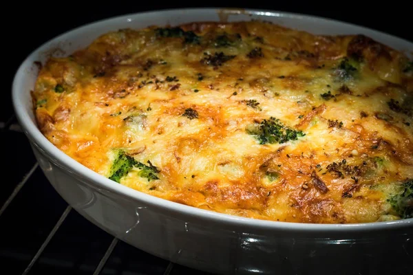 Casserole with broccoli and cheese right from the oven, true looking — Stock Photo, Image