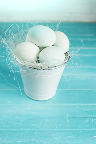 Pasen samenstelling met verschillende blauw gekleurde eieren — Stockfoto