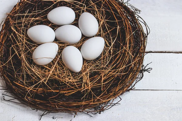 Uova Pasqua Nel Nido Sfondo Rustico Legno — Foto Stock