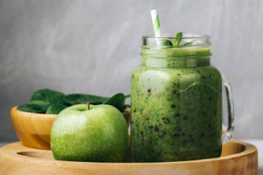 Sağlıklı Kahvaltı, yeşil smoothie bir cam kavanoz ve bazı maddeler - ıspanak ve elma. Superfood, detoks gıda
