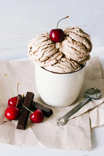 Vanille sundae ijs met zoete kers en chocolade in Beker — Stockfoto