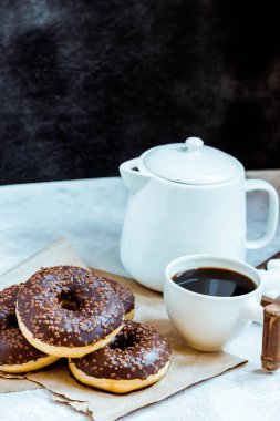 Çikolatalı çörek ve kahve, hafta sonu sabah kahvaltı masa. Vintage renkleri.
