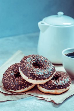 Çikolatalı çörek ve kahve, hafta sonu sabah kahvaltı masa. Vintage renkleri.