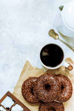 Çikolatalı çörek ve kahve, hafta sonu sabah kahvaltı masa. Vintage renkleri.