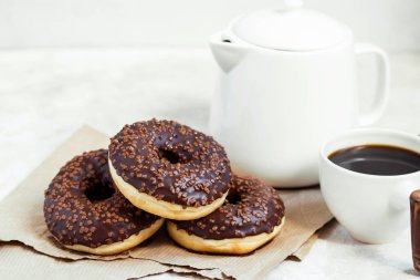 Çikolatalı çörek ve kahve, hafta sonu sabah kahvaltı masa. Vintage renkleri.
