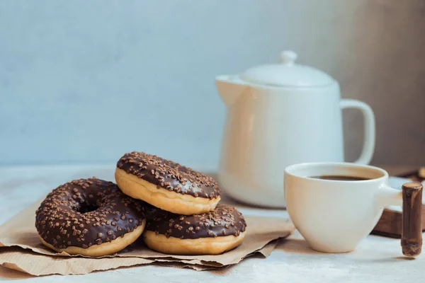 SchokoladenDonuts und Kaffee, Frühstück am Morgen am Wochenende. Vintage-Farben. — Stockfoto