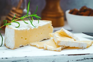 Peynir tabağı kraker, bal ve fındık ile servis. Camembert Beyaz ahşap beyaz doku arka plan üzerinde kurulu hizmet. Meze Tema.