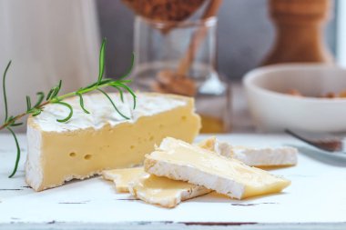 Peynir tabağı kraker, bal ve fındık ile servis. Camembert Beyaz ahşap beyaz doku arka plan üzerinde kurulu hizmet. Meze Tema.