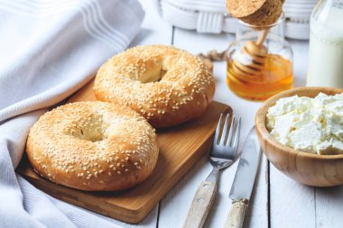 Süzme peynir, muz ve Ballı Çörek. Sağlıklı kahvaltı kavramı. Beyaz ahşap zemin.
