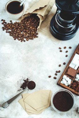 Çeşitli şeyler için kahve hazırlayın. Kavrulmuş fasulye, çekilmiş kahve, Kepçe, elektrikli kahve makinesi ve tatlılar ve açık renkli yemek için baharat ürün yelpazesine. Üstten Görünüm tasarlamak