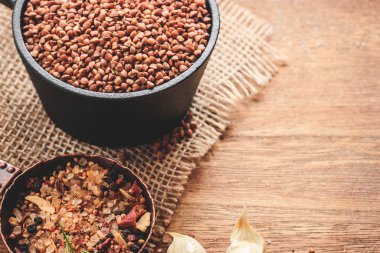 Doğal ahşap zemin üzerine baharat ile buğday