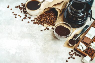 Çeşitli şeyler için kahve hazırlayın. Kavrulmuş fasulye, çekilmiş kahve, Kepçe, elektrikli kahve makinesi ve tatlılar ve açık renkli yemek için baharat ürün yelpazesine. Üstten Görünüm tasarlamak