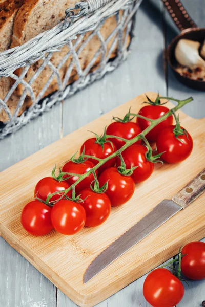 Rama Tomates Cherry Sobre Tabla Madera Vista Superior — Foto de Stock