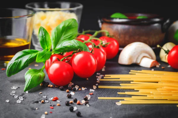 Ingrédients Pâtes Italiennes Tomates Cerises Pâtes Spaghetti Ail Champignons Basilic — Photo