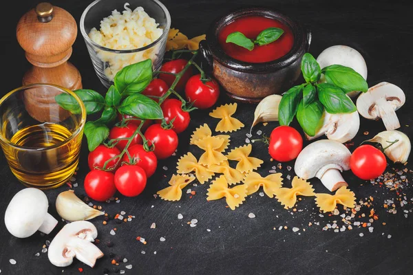 Ingredientes Pasta Italiana Tomates Cereza Pasta Farfalle Ajo Champiñones Albahaca — Foto de Stock