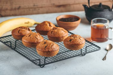 Ev yapımı taze muz ve çikolatalı kekler soğutucuda..