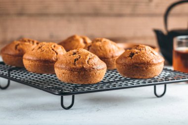 Ev yapımı taze muz ve çikolatalı kekler soğutucuda..