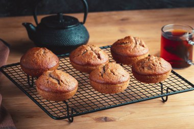 Ev yapımı taze muz ve çikolatalı kekler soğutucuda..