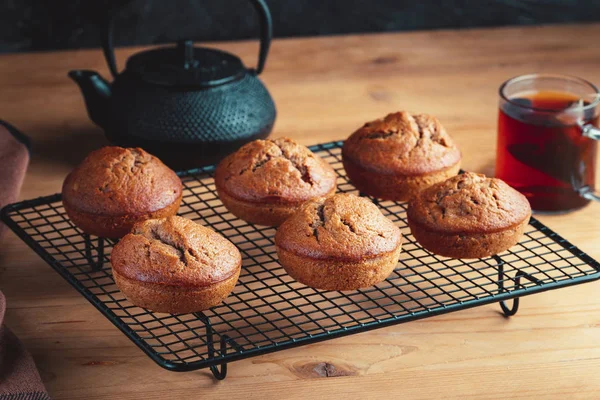 Ev yapımı taze muz ve çikolatalı kekler soğutucuda..