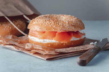 Kağıt üzerinde taze somonlu simit.