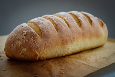 Pişirme kağıdında taze ekmek