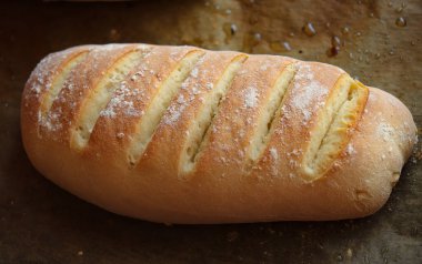 Pişirme kağıdında taze ekmek