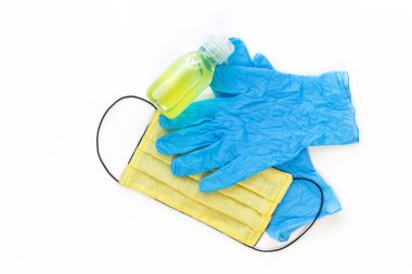  Sarı tıbbi maske ve mavi eldivenler ve sarı dezenfektan sağlığını virüsten korumak için beyaz izole bir arka plan.