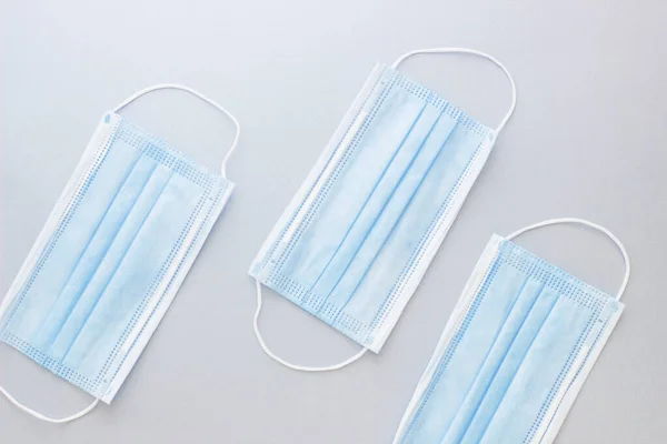 Tre Maschere Mediche Protettive Blu Sfondo Bianco Grigio — Foto Stock
