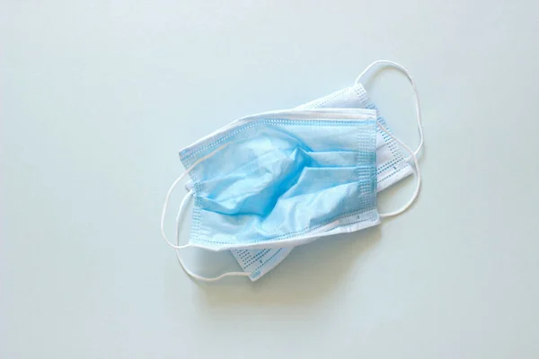 Due Maschere Usate Blu Strappate Sfondo Grigio Bianco — Foto Stock