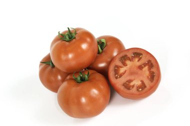 Beyaz arka planda dilimlenmiş bir grup kırmızı taze domates.