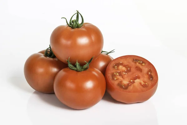 Grupo Tomates Rojos Frescos Con Uno Rodajas Sobre Fondo Blanco — Foto de Stock