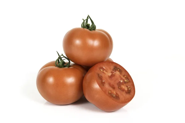 Grupo Tomates Rojos Frescos Con Uno Rodajas Sobre Fondo Blanco — Foto de Stock