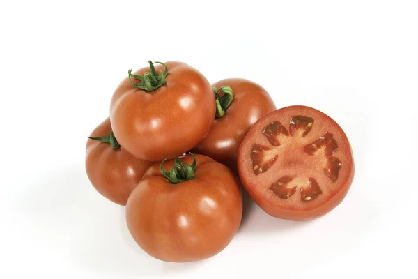 Grupo Tomates Rojos Frescos Con Uno Rodajas Sobre Fondo Blanco — Foto de Stock