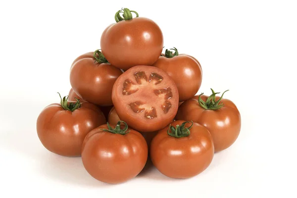 Gruppe Roter Frischer Tomaten Mit Geschnittenen Tomaten Isoliert Auf Weißem — Stockfoto