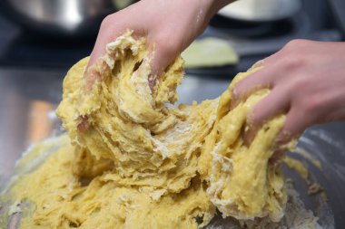 Ellerin mutfak masasında hamur yoğuruyor.