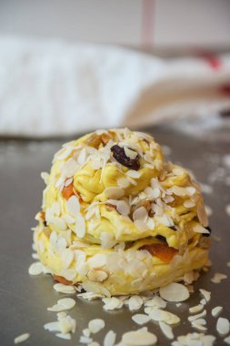 Badem gevreği, kurutulmuş meyve ve fındıkla süslenmiş çiğ kabuk.